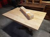 un morceau de bois posé sur une table en bois