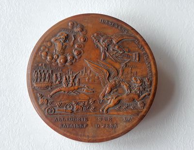 une image représentant une médaille de bronze sur un mur blanc