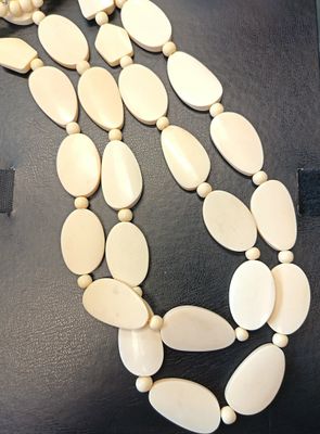 Grand collier double rang composé de rondelles de résine à l…