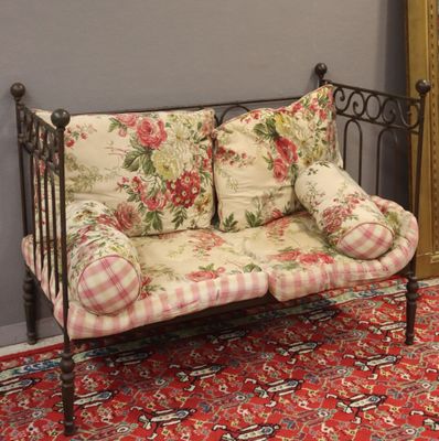 Petit canapé en fer forgé, le dossier à décor cordiforme et …