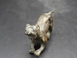 une photo d'une figurine de chien posée sur une table