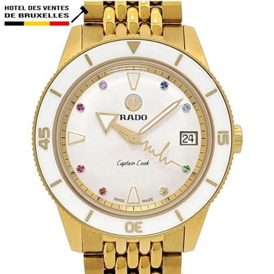 une image montrant un gros plan d'une montre-bracelet en or avec un cadran blanc