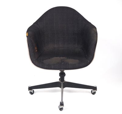 une image représentant une chaise noire à roulettes sur fond blanc