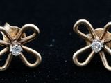 une paire de boucles d'oreilles en or et diamants sur fond noir