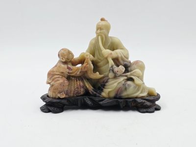 une image représentant une figurine de trois personnes assises sur un lit