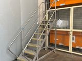 un escalier métallique avec une main courante métallique à côté