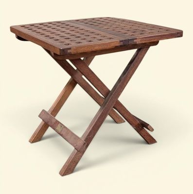 une petite table en bois avec deux pieds croisés