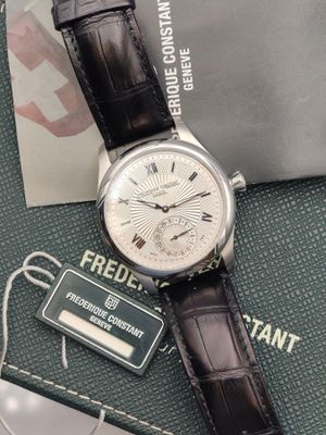 une montre posée sur un bagage