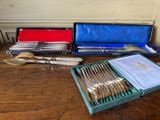 une boîte d'argenterie posée sur une table à côté d'autres couverts