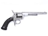 un revolver argenté avec une crosse noire sur fond blanc
