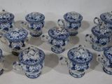 un ensemble de théières et de tasses bleues et blanches posées sur une table