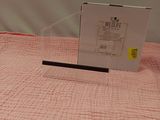 une boîte posée sur un lit recouvert d'une couverture rose