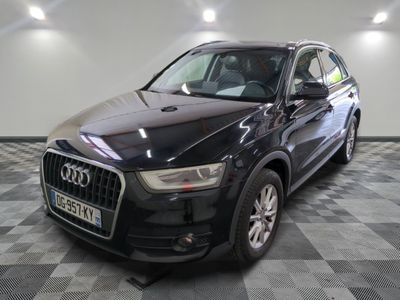 L'Audi QX noire est garée dans une grande pièce