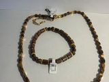 collier et bracelet composés de perles en bois, avec une étiquette sur un fond blanc