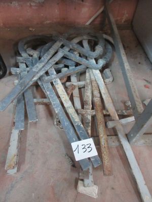 un tas de vieux outils métalliques rouillés par terre