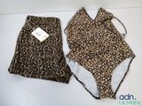 un gros plan sur un maillot de bain et une culotte à imprimé léopard posés sur une table