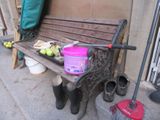 un banc en bois sur lequel est posé un seau de pommes