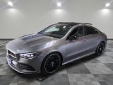 la mercedes cla est garée sur le sol en damier d'un garage