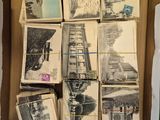 quelques vieilles cartes postales dans une boîte en carton posée sur une table