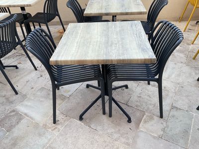 de nombreuses tables et chaises installées à l'extérieur, sur la terrasse