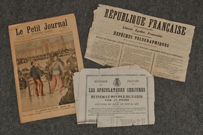 Plusieurs journaux sont posés les uns à côté des autres sur une table.