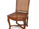 une vieille chaise en bois avec un dossier et une assise en osier, sur fond blanc