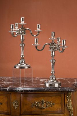 deux chandeliers en argent posés sur une table