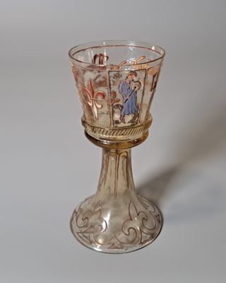 un verre sur lequel est représenté un homme et une femme