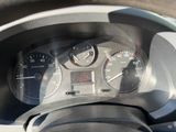 un gros plan du tableau de bord d'une voiture, avec un compteur de vitesse et des jauges