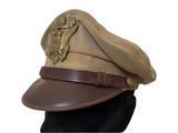 chapeau marron sur une tête de mannequin, avec une ceinture en cuir
