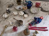 une table en marbre sur laquelle sont posés de nombreux objets