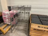 une cage métallique contenant tout un tas d'objets