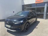 Une DSX noire est garée devant un immeuble