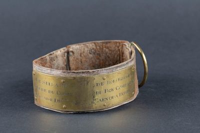 un gros plan d'un bracelet en laiton sur lequel figure une inscription