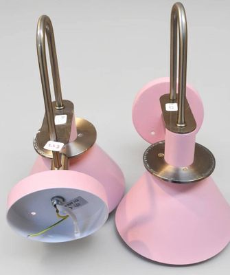 deux lampes roses placées l'une à côté de l'autre sur une table