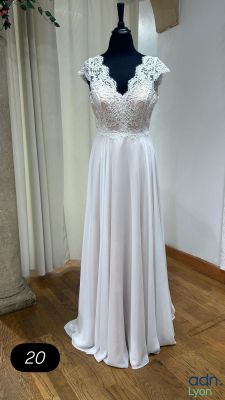 une robe blanche posée sur un mannequin dans une pièce