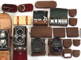 de nombreux types d'appareils photo et d'accessoires disposés sur la table