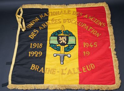 une image représentant un drapeau orné d'un blason et d'une croix