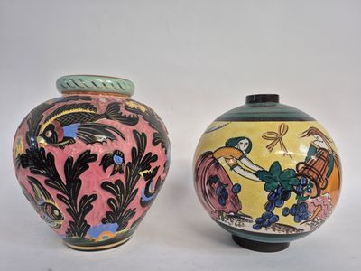 deux vases posés côte à côte sur une surface blanche