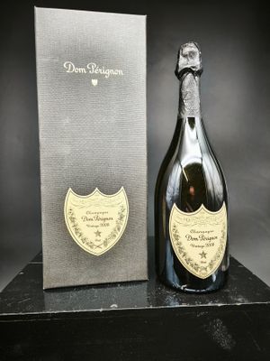 un gros plan sur une bouteille de champagne à côté d'une boîte
