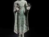 une image représentant une statue d'une personne debout sur un piédestal