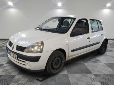 la photo d'une petite voiture blanche garée dans un garage