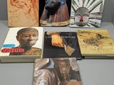 Plusieurs livres sont posés sur une table devant un mur.