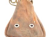 un sac marron orné d'yeux, posé sur une surface blanche