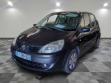 la photo d'une petite voiture noire garée dans un garage