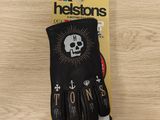 un gros plan sur une paire de gants noirs ornés d'un crâne