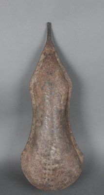 une image représentant un grand vase en pierre posé sur une table