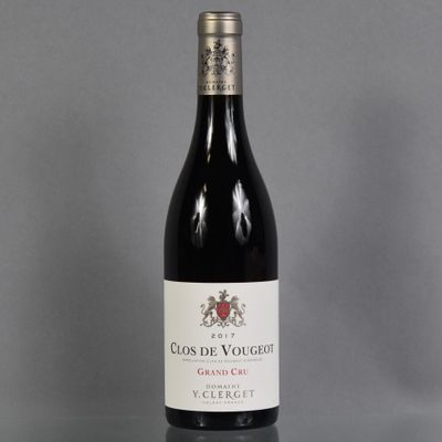 une bouteille de vin rouge posée sur une table