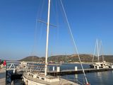 des bateaux amarrés à un quai, avec un ciel bleu en arrière-plan