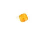 un fruit orange posé sur une surface blanche